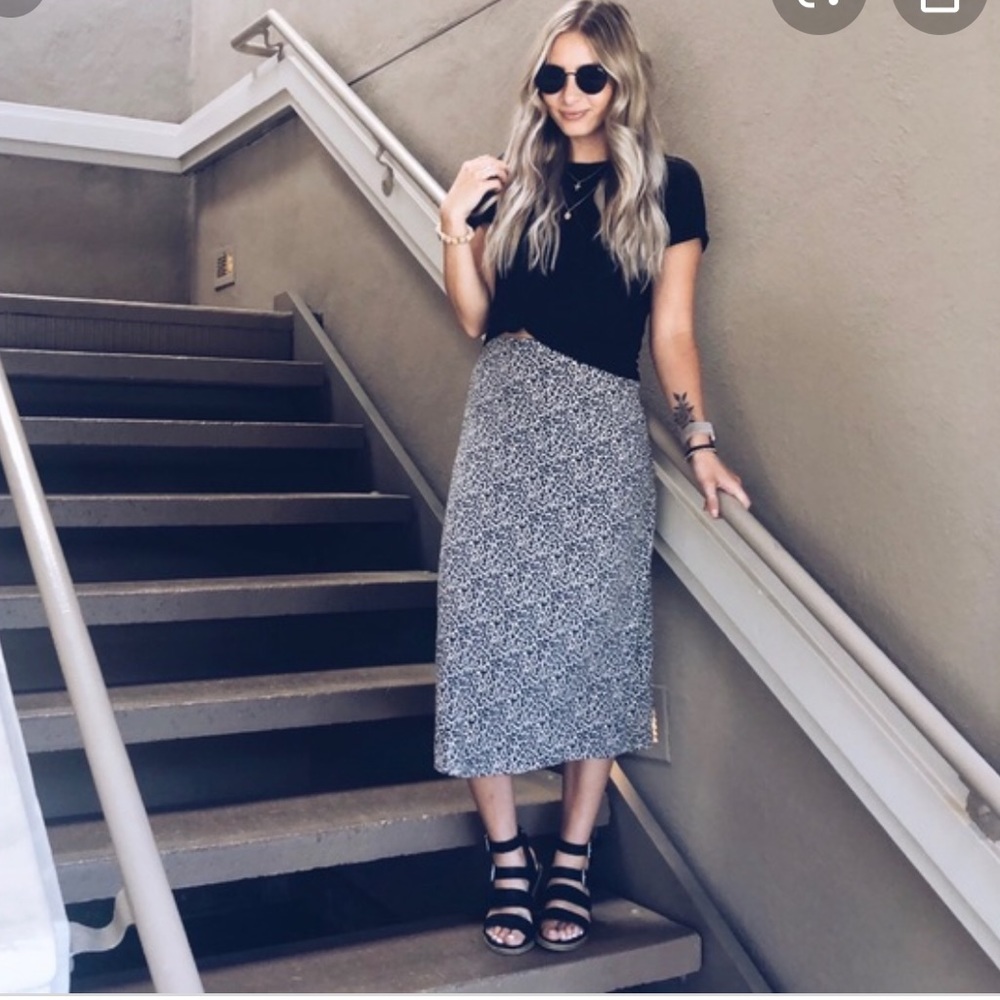 American eagle leopard mid length skirt.